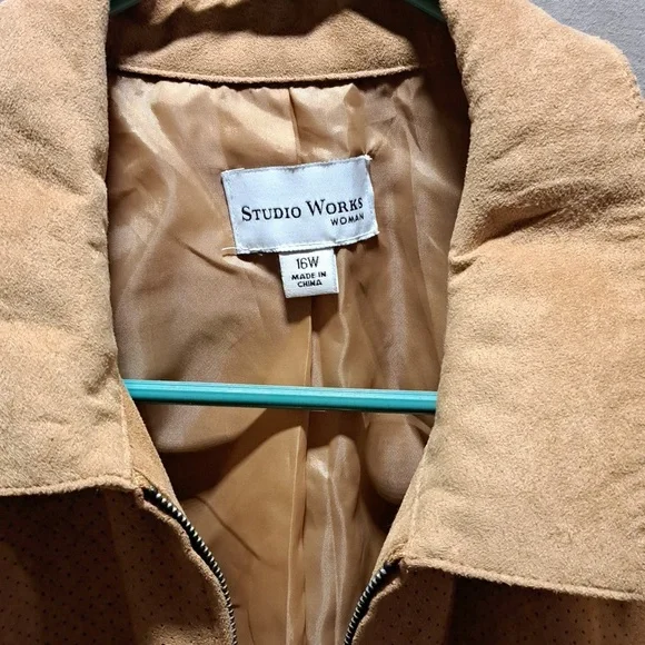 Woman's light jacket - Picture 2 of 5